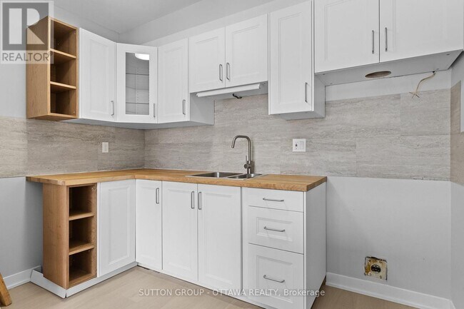 Building Photo - 2939 Fairlea Cres