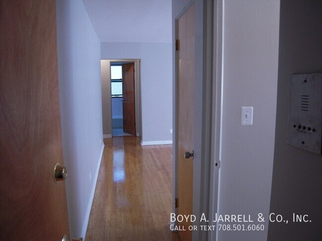 Foto del edificio - 954 E 84th Pl