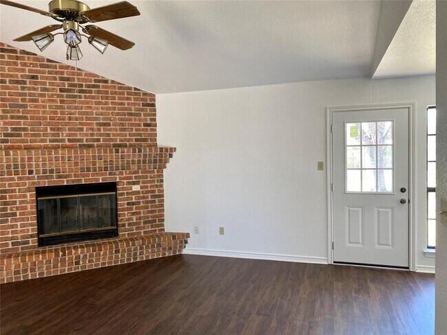 Building Photo - 3001 Woodlawn St