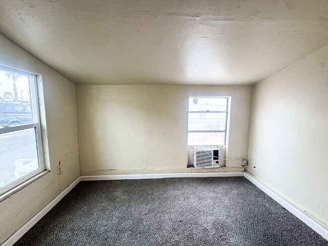 Building Photo - For Rent: 1-bedroom, 1-bathroom home in Yuma