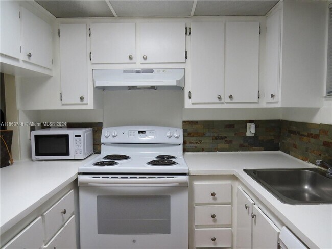Foto del edificio - 8290 Lake Dr