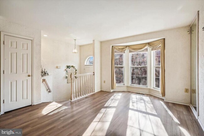 Foto del edificio - 2409 Simpkins Farm Dr