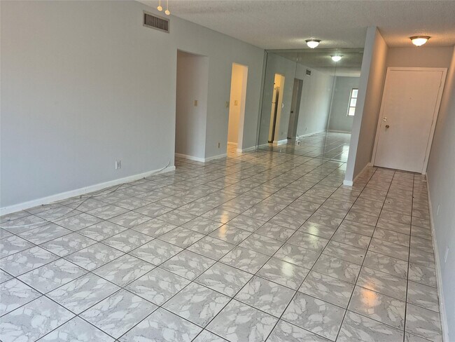 Foto del edificio - 5840 NE 22nd Way