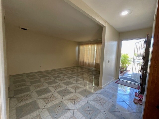 Building Photo - 5 Tiverton Dr