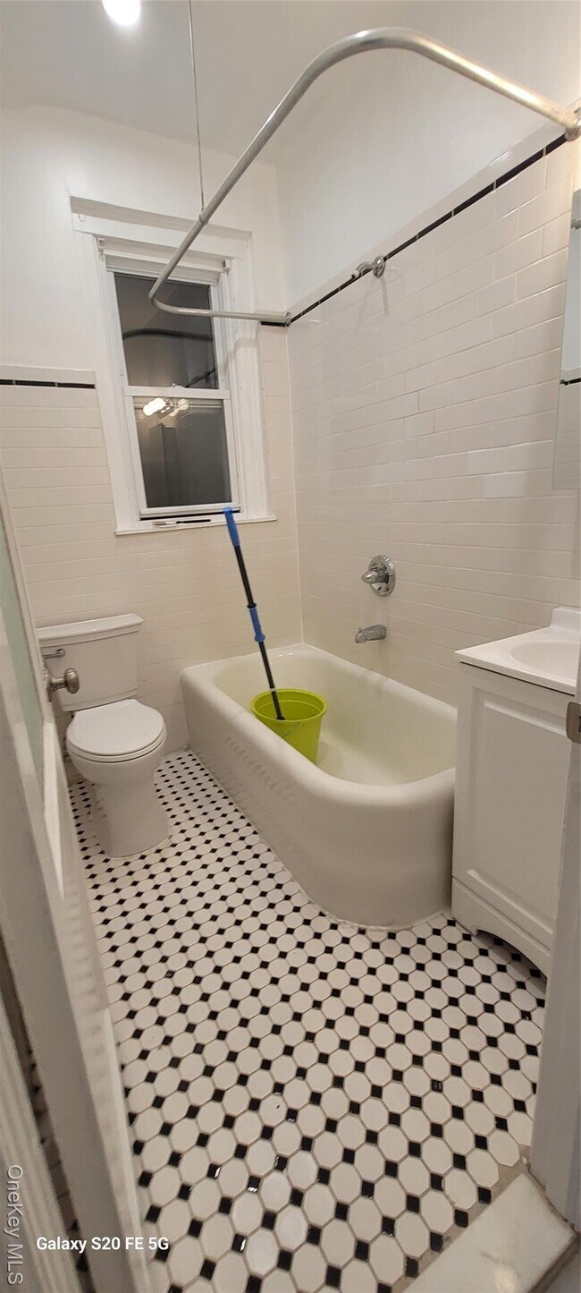 Foto del edificio - 238-05 Braddock Ave