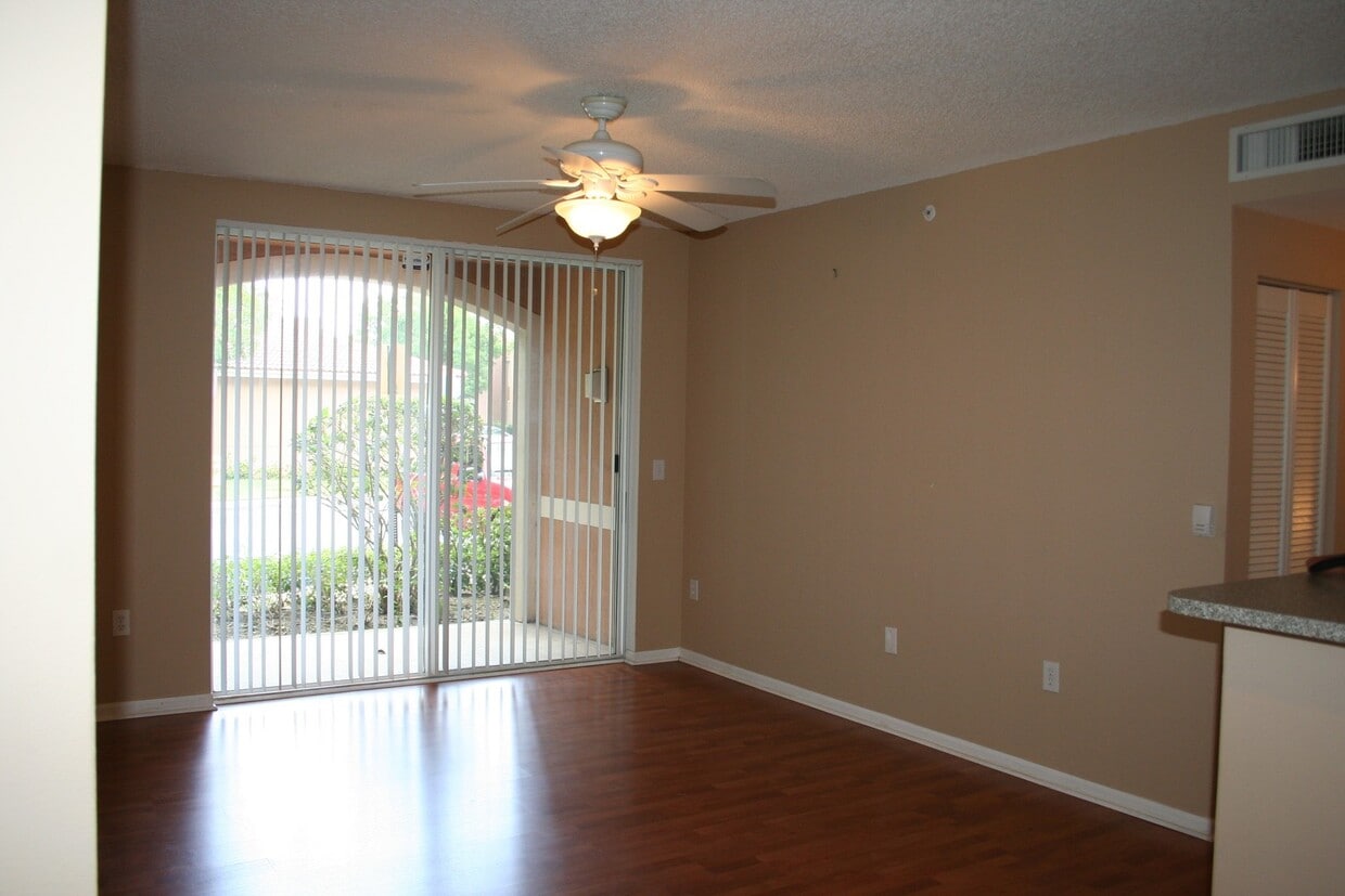 Building Photo - Pretty 1/1 in Gated Community w/Awesome Am...