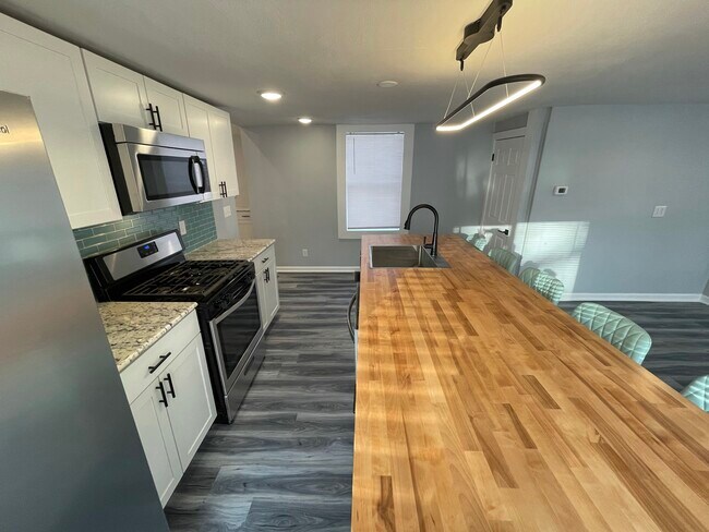 Building Photo - 627 Hawley Ave