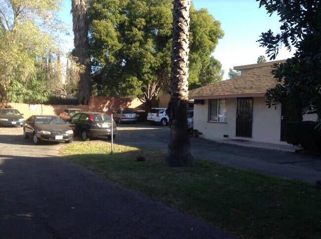 Building Photo - 14023 Oxnard St