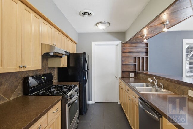 Building Photo - 2416 S 5th St