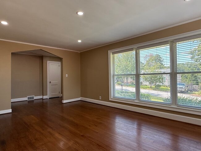 Large Floor to Ceiling Windows in Great Room provide plenty of natural light - 18 Waters Ave