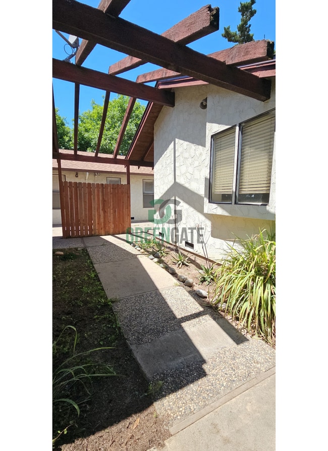 Building Photo - 3509-3511 Dragoo Park Dr.