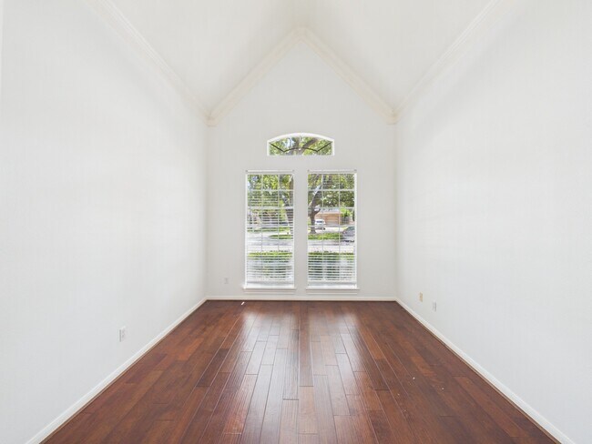 Foto del edificio - 5407 Lake Pl Dr