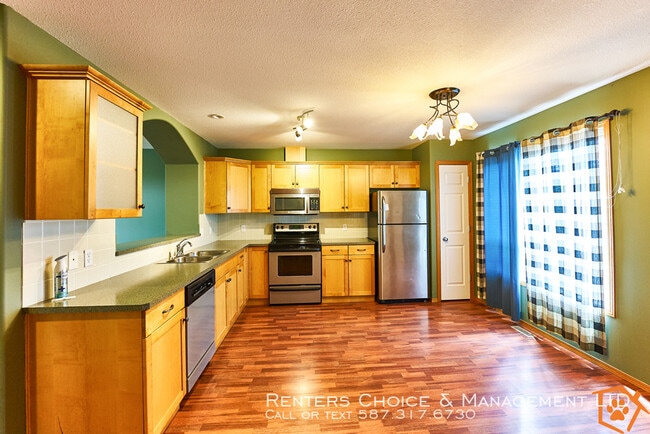 Building Photo - Pet Friendly Uplands Townhouse near Schools!