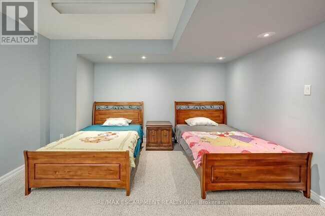 Photo du bâtiment - 5410 Duchess Ct