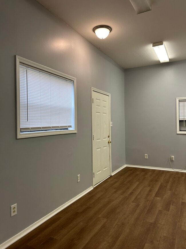 Building Photo - Studio