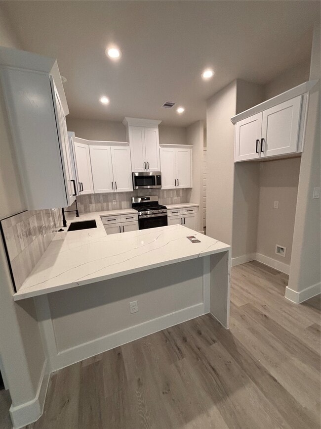 Building Photo - 108 E 44th St