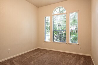 Building Photo - 22 E Hobbit Glen Dr