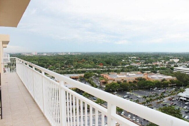Building Photo - 18031 Biscayne Blvd