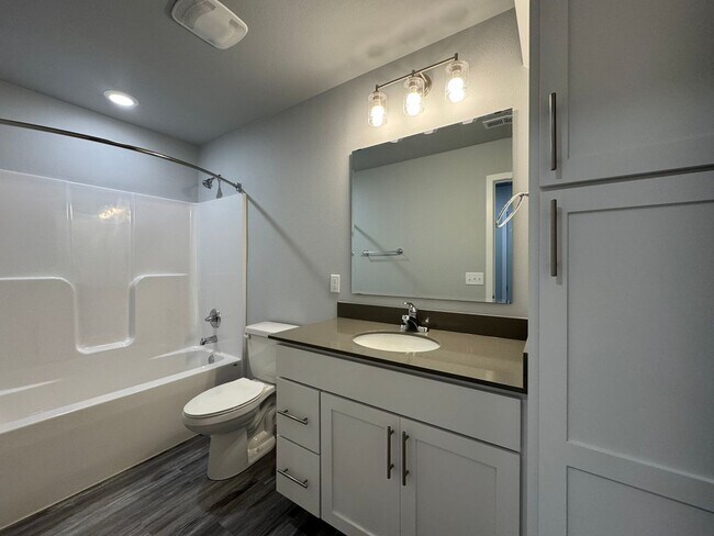 Foto del edificio - 2 Bed | 2 Bath | 3 Stall Garage | Patio Tw...