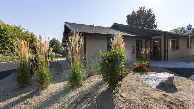 Foto del edificio - 220 Holiday Ln