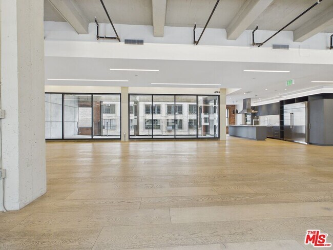 Building Photo - 808 S Broadway