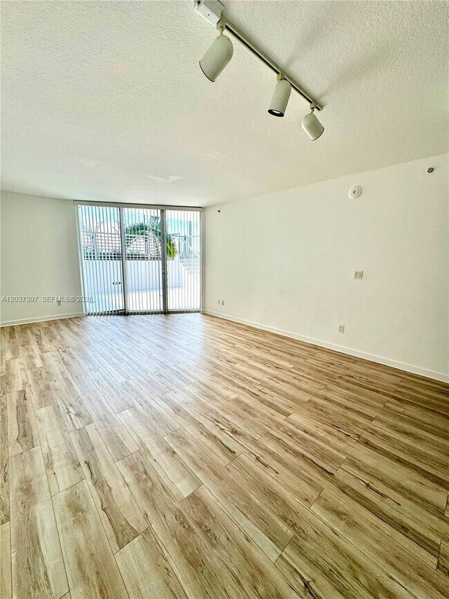 Foto del edificio - 325 S Biscayne Blvd