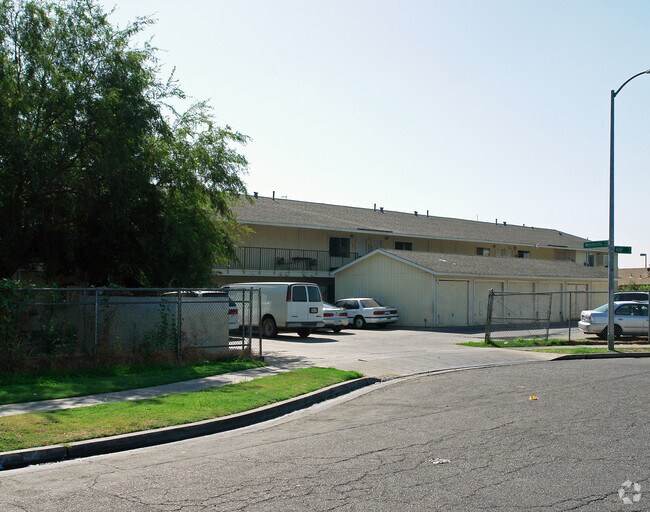 897 S Adler Ave Fresno Ca 93727 Apartments Fresno Ca Apartments Com