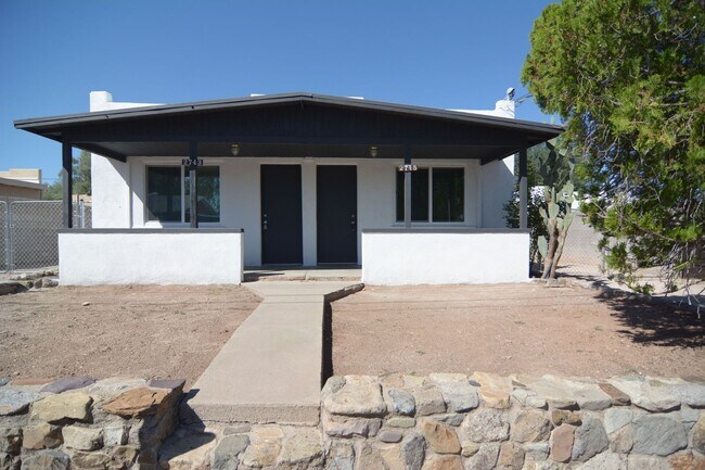 Building Photo - Remodeled 1 Bedroom 1 Bath Duplex! Close t...