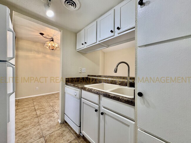 Foto del edificio - 1620 N Wilmot Rd