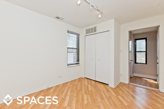 Foto del edificio - 2518 N Southport Ave