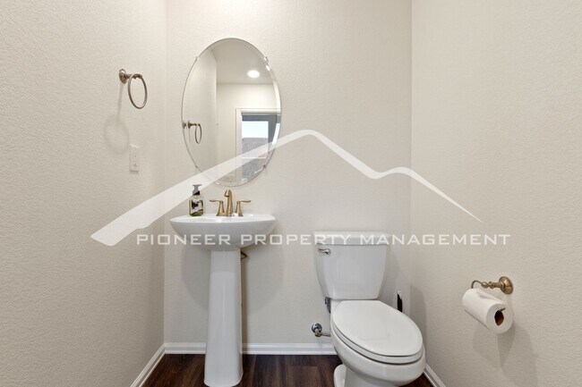 Building Photo - Modern townhome with a two car attached ga...