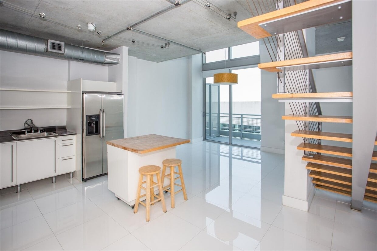 Foto principal - 690 SW 1st Ct