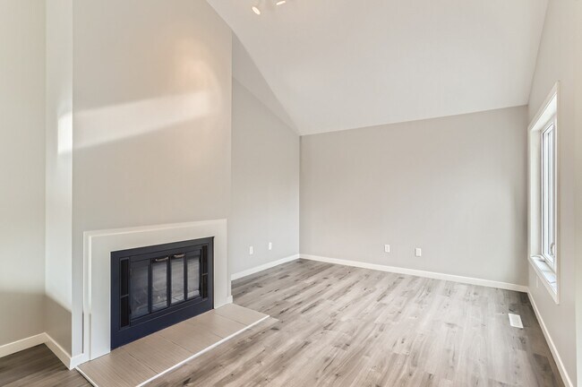 Living/Fireplace - 1318 Boardwalk Plz