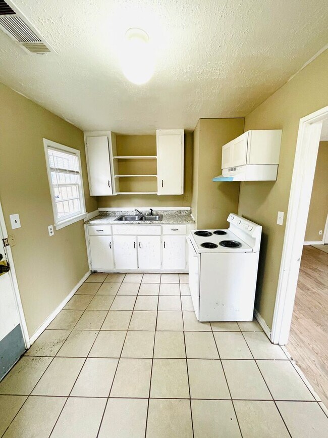 Building Photo - ** 2 Bed 1 Bath located in Chisholm ** Cal...