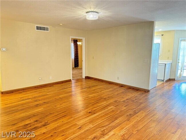 Foto del edificio - 8004 Celestial Ave