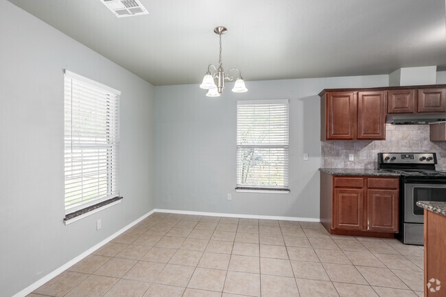 3BR, 2BA - 1375SF - Dining Room - Cedar Hollow Family