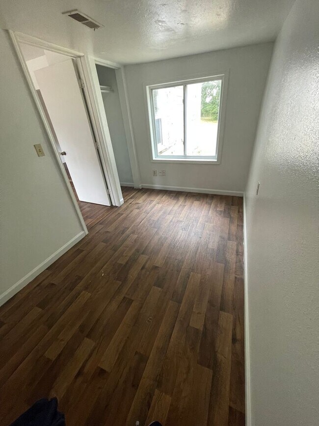 Foto del edificio - PRICE REDUCTION! Huge Backyard!!! 2 Bedroom 1 Bathroom house with a Bonus Room.