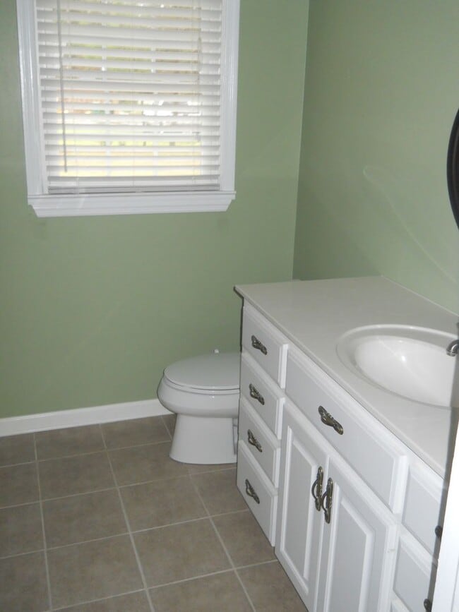 Building Photo - Cute home off Jerry Jones