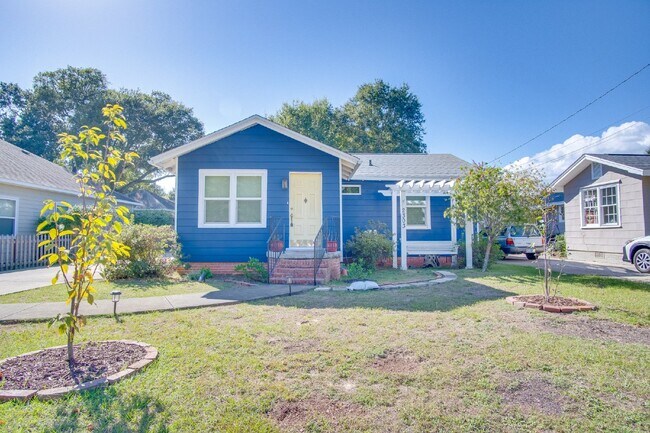 Foto del edificio - 3-Bedroom, 1-Bathroom Cottage in East Hill with Solar Power & Wraparound Deck!