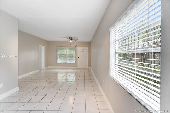 Foto del edificio - 2441 SW 13th St