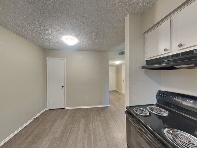 Foto del edificio - 852 NW Summercrest Blvd