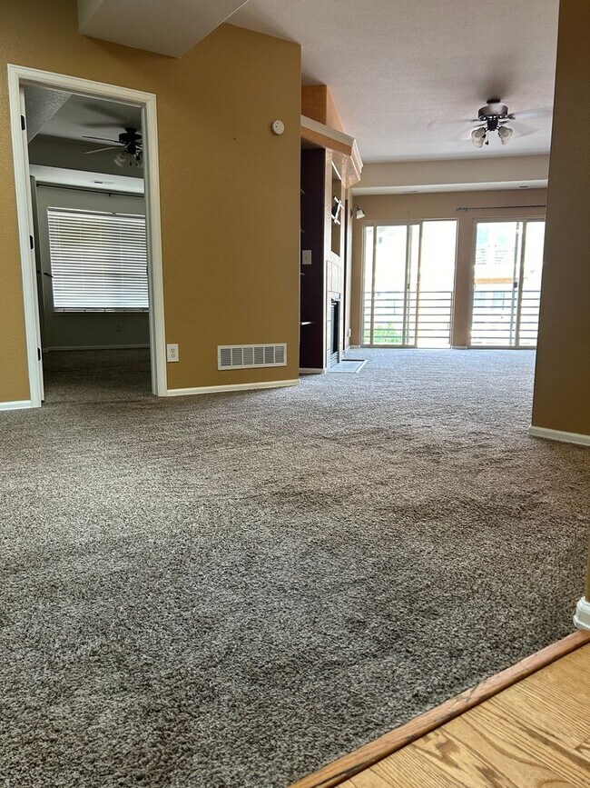 Foto del edificio - Charming 2 Bedroom 2 Bathroom Condominium in Mountain Shadows Area