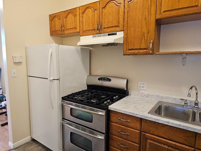 Building Photo - 868 S 400 E