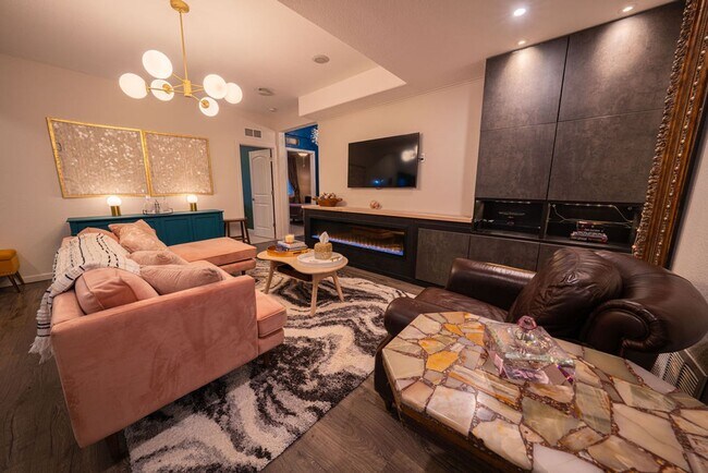 Foto del edificio - Luxury Furnished Basement Unit 2 Bed 1 Bath with Utilities Included!