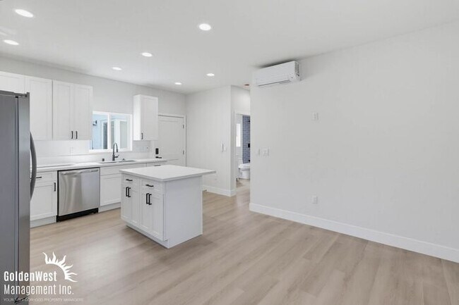 Foto del edificio - Beautifully Updated 1Bdm 1Ba Apartment with Private Rooftop Deck & Stunning Views!