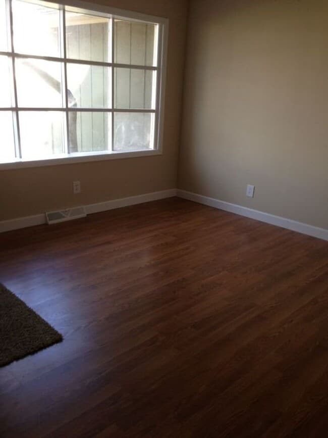 Building Photo - Spacious 3Bed/2Bath  Reduced Rent & Securi...