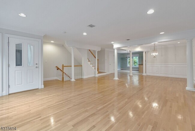 Building Photo - 6 Skymark Ct