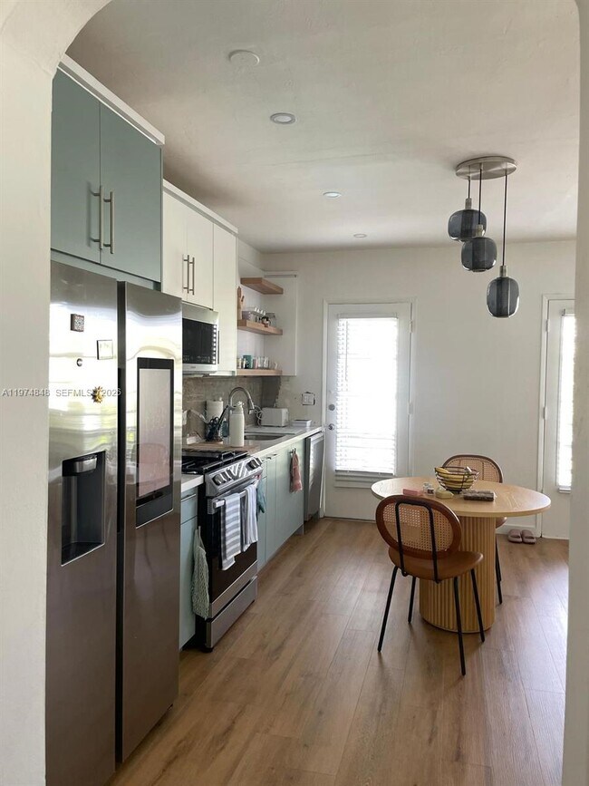 Foto del edificio - 8600 Byron Ave