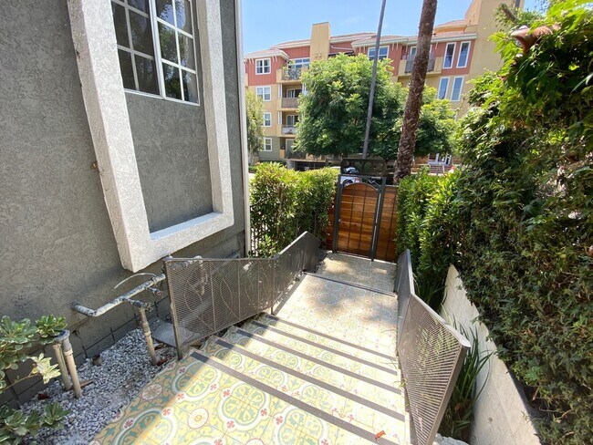 Foto del edificio - 6029 Carlton Way, Unit 38