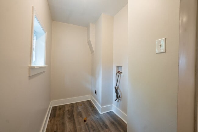 Building Photo - 6 Bed 2.5 Bath Completely rehabbed!